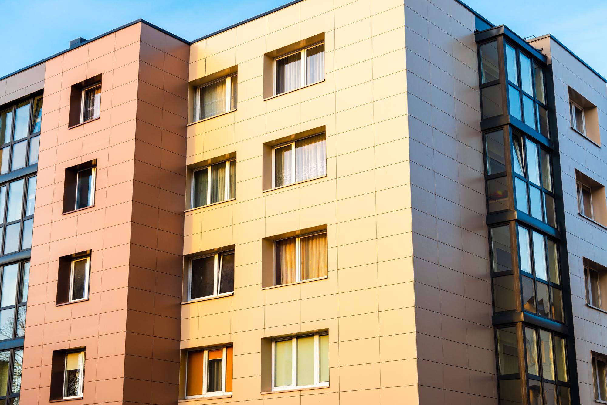 Fațadă bloc renovat